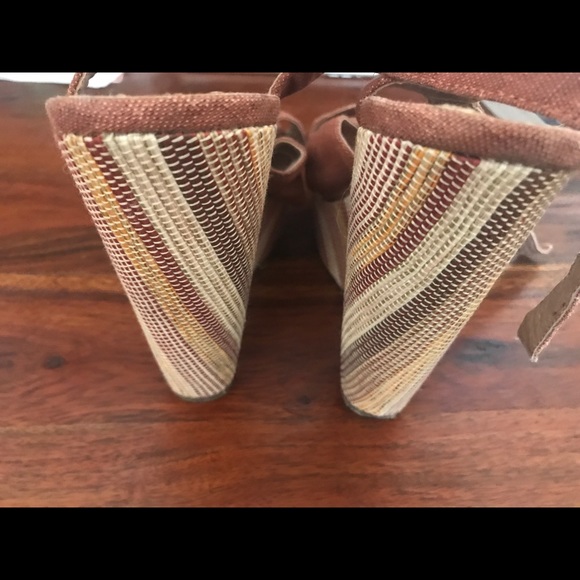 BCBG wedges with cute patterned detailing, size 8 - Picture 3 of 3